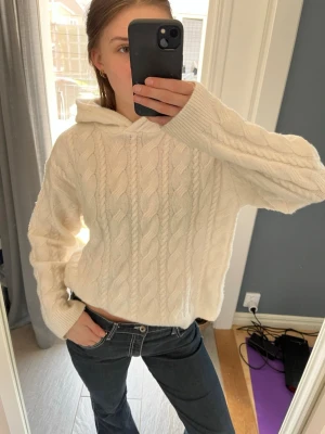 Vit kabelstickad hoodie - Mysig vit kabelstickad hoodie med huva och långa ärmar. I superfint skick från BikBok 