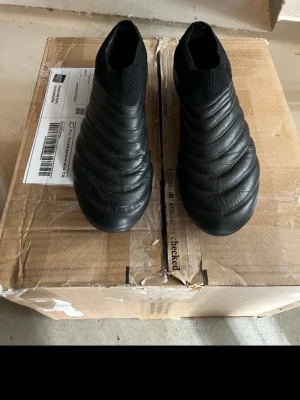 Svarta Adidas Copa  - Säljer ett par helsvarta Adidas Copa då dom inte passar mig skicka 7/10 storlek 40,2/3