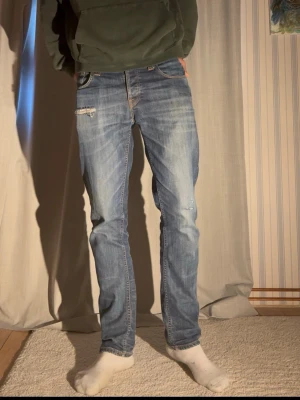 Nudie Grim Tim 33/32 - Säljer nu dessa galet feta Nudie Grim Tim jeansen storlek 33/32 Modellen är 188cm och väger 78kg  Total längd: 102 Benöppning: 19 Midja: 43  Priset kan som alltid diskuteras, hör av er vid minsta fundering! Mvh Charlie