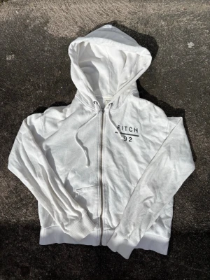 Abercrombie&fitch zip - Säljer denna fina vita abercrombie&fitch zipen, inga skador och väldigt bra skick. Är en storlek M men sitter som en S/XS