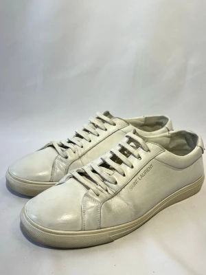 Vita Saint Laurent skor  - Tjena! Säljer dessa snygga saint Laurent skor i vitt. Storlek 41,5. Passar 42. Inga större defekter bara använda en del.                                                         Ny pris: ca 6000kr.                                                      Säljs för 1299kr.                                                          Hör av er vid frågor eller funderingar! Priset går att diskutera! 