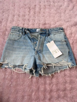 Jeans shorts från Zara  - Säljer dessa oanvända jeans shortsen från Zara 