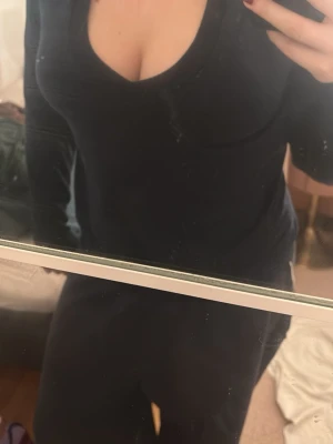 Två v-ringade tröjor - Säljer två långärmade tröjor med djup V-ringning. Tröjorna har en smal passform och ribbade muddar vid halsen. Säljer dessa två tillsammans men finns också individuellt i min profil. Om man köper de var och en kostar det 135kr men tillsammans 200kr. Pris kan alltid diskuteras