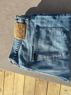 Ljusblå raka jeans från Lee - Schyssta jeans ifrån märket Lee, söker snabb affär. Storlek 34/34
