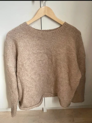 Stickad tröja  - Säljer denna stickade tröjan från vero Moda som är i väldigt gott skick 
