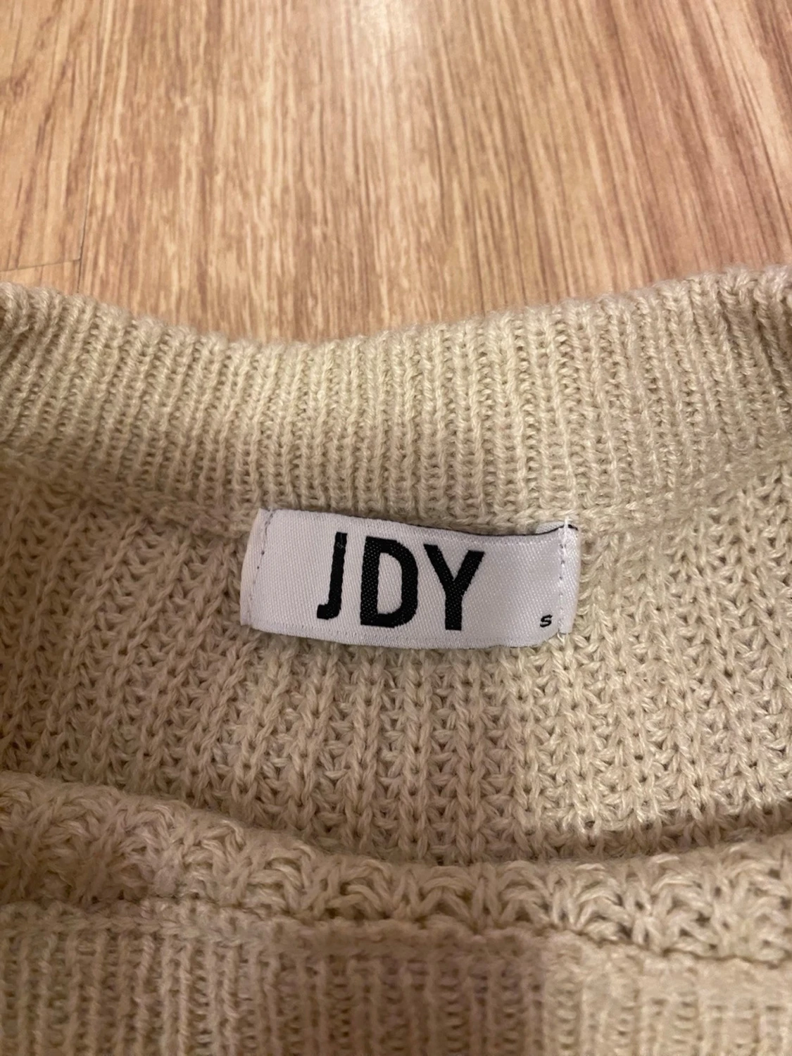 Beige stickad tröja med hålmönster - 2