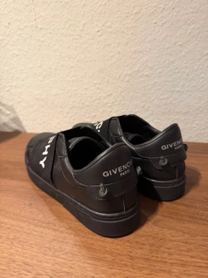 Superfina Slip-on sneakers  - Jätte fina sneakers. Använda 1 gång bara. Storlek 36.  