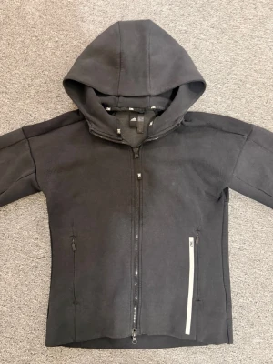 Svart hoodie med dragkedja och huva - Säljer en svart hoodie från Blåkläder med hel dragkedja framtill, två sidofickor med dragkedja. Hör av dig vid frågor och behov av fler bilder!🤗