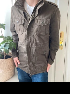 Grön Field jacket  - Säljer denna gröna fieldjacket i mycket bra skick! | Storlek M | Pris går att diskutera vid snabb affär! | Hör av dig vid minsta fundering! | 