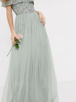 Ljusgrå långklänning med paljetter - Elegant ljusgrå/grön  långklänning med glittrig paljettliv och axelbandslös design. Kjolen är i flera lager av tunn, svepande tyll som ger en romantisk känsla. Perfekt för speciella tillfällen när du vill sticka ut.