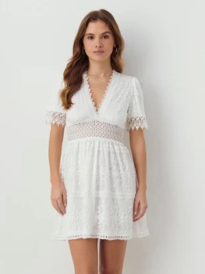 Vit klänning - Superfin vit klänning som passar perfekt för studenten eller till sommaren🌸 säljer den för den tyvärr är för liten för mig. Den har lite sminkfläckar men har inte testat få bort dom (se sista bilden). Går säkert bort i tvätten. 