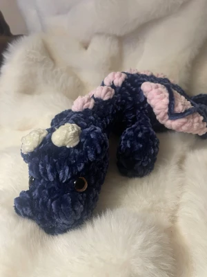 Virkad blå & rosa drake 🐉  - Handgjord drake i blå och rosa 🐉 