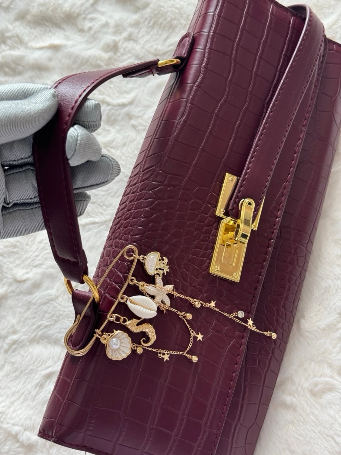 Vinröd axelremsväska med krokoprägling - 1