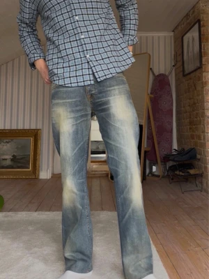 Nudie Straight Alf jeans  - Säljer ett par riktigt stilrena Nudie Straight Alf jeans i storlek 33/32. På lappen står 33/34, men de är uppsydda till längd 32. Jeansen är i mycket bra skick och har en snygg ljusblå/blå tvätt som passar till allt. Klassisk rak modell som funkar lika bra till vardag som uppklätt. Passform (referens): Modellen på bild är 188 cm lång och väger 78 kg. Mått: • Total längd: 104 cm • Benöppning: 20 cm • Midja: 43 cm Pris kan diskuteras vid snabb affär!               Nypris: 2000kr 