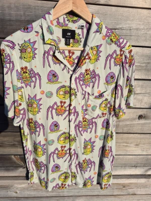 Skjorta  - Kortärmad skjorta från H&M.. Skjortan har klassisk krage, bröstficka och knäppning framtill. Använd vid ett fåtal tillfällen.