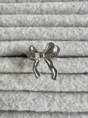 Bowtie ring  - Ringen är aldrig använd och 100 % rost- och nickelfri. Den är justerbar och passar därför alla! Hör gärna av dig om du har några frågor ☺️