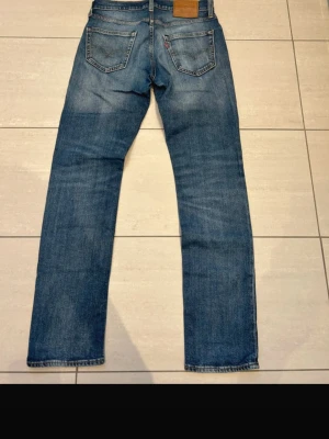 Blå raka jeans från Levi's - Levis jeans 511 W29L32. 