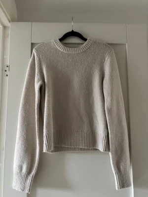 Stickad  - Stickad tröja från hm storlek xs. Är lite nopprig men absolut inget som stör eller något jag lagt märke till när jag har den på kanske ska se ut så i tyget vet inte använt bara 2 gånger 