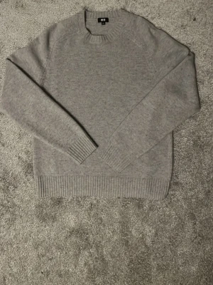 Grå stickad tröja från Uniqlo - Tja säljer nu den här snygga och bekväma stickade tröjan från Uniqlo! Storlek S! Skick 9/10 nästintill ny, använd max 3 gånger! Färg Grå! Pris endast 339kr nypris cirka 500kr! Hör av er vid minsta lilla fråga eller fundering! 
