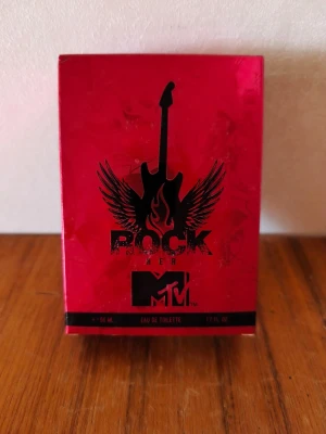 MTV Rock Her Eau de Toilette - MTV Rock Her Eau de Toilette 50 ml, knappt använd. En ungdomlig doft av citrus, jasmin, ros, vanilj, mjölk, ris och tonkabönor. 
