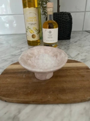 Handgjord salt fat ROSA - Unika små skålar i keramik, perfekta för flingsalt eller små snacks. Flera färger och mönster: ljusrosa, blå, vit med svarta prickar och marmorerad. Skålarna har en rundad form och står på en liten fot. Snygga detaljer till köket eller matbordet.