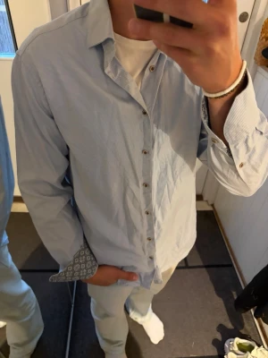 Blåvit rutig skjorta från Stenströms  - Säljer en riktigt snygg blå/vit rutig stenströms skjorta. Storlek 42 och är lite stor på mig. Inga skador och fint skick!