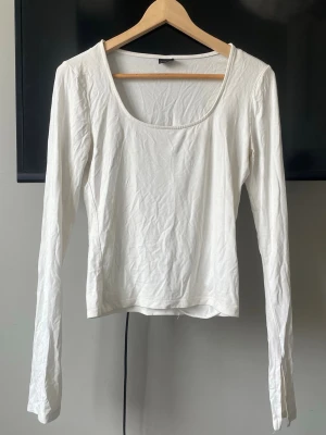Vit långärmad topp  - En basic vit långärmad topp med rundad halsringning. Enkel och stilren design som passar till det mesta. Perfekt att styla lager på lager eller bära som den är. Så så skön och i väldigt bra skick!!!❣️