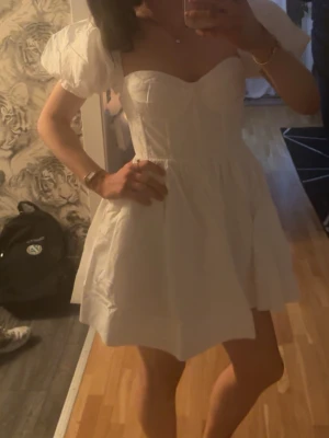 Studentklänning - Studentklänning från Hello Molly. Säljer då den är för stor. Storlek M, nypris: 1600 kr