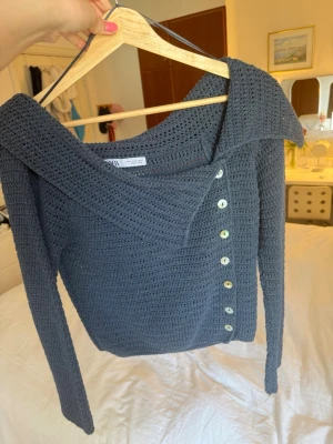 stickad zara tröja - snygg tröja som använts någon enstaka gång då den är för stor. stl m från zara❤️