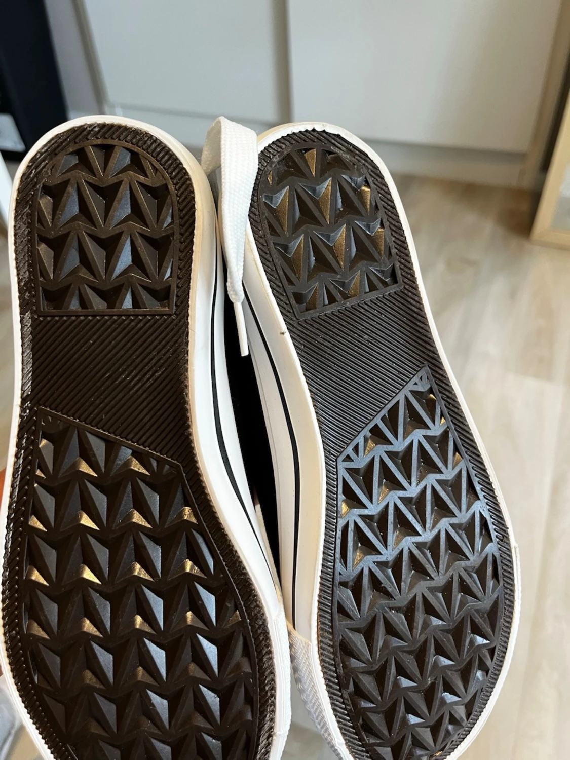 Svarta låga sneakers med vit sula - 3