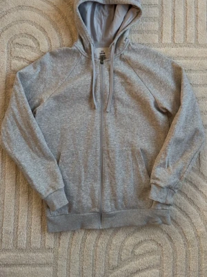 Under Armour Hoodie - Säljer min under armour hoodie som är sparsamt använd, superbra skick!  Storlek S men sitter som en M
