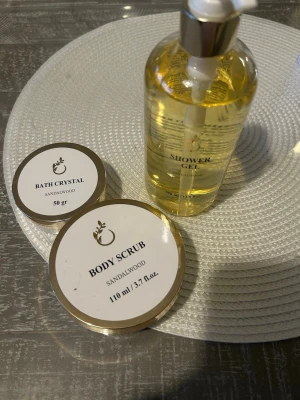 Sandalwood set dusch produkter  - Fixk den som present men använder inte . Och det är helt oanvänt tror jag 