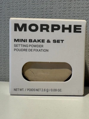 Morphe Mini Bake & Set Setting Powder - Morphe Mini Bake & Set är ett kompakt setting powder i miniformat. Puder i ljus beige nyans, perfekt för att fixera smink och ge en matt finish. 