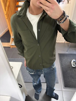 GAP overshirt - Overshirt från GAP i storlek M, skick 9/10. Pris 549, fraktar samma dag!