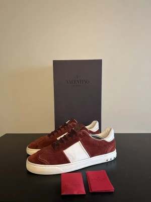 Valentino Flycrews  - Säljer dessa flycrews i riktigt bra skick || Alla nitar kvar || Storlek 43 (28cm innermått) || Skor och korten medföljer köp ||Extremt sällsyn färg 🍷||Fraktar inom 24h📬📦Priset kan diskuteras vid snabb affär!😁