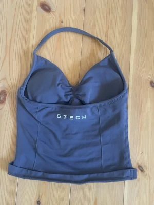 Gtech Performance Halter Top - Jättefin Halter Top från Gtech med en vacker öppen rygg som sitter jättefint på kroppen. Säljer då den ej passar mig, i princip oanvänd💜