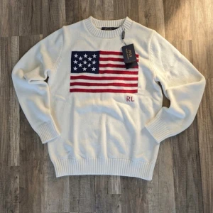 Vit stickad tröja Polo Ralph Lauren - Aldrig använd förr, helt ny och passar storlekarna S-M Alltås både och. Inga defekter fläckar eller något sånt. Med taggar och allt. Priset kan även diskuteras. Ny pris 2499+