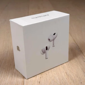 Hörlurar  - Helt nya och oanvända hörlurar i obruten förpackning.