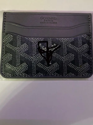 Fin snygg korthållare  - Snyggt svart kortfodral med mycket bra kvalitet och är helt. H