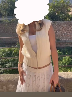 Stickad väst - Beige stickad väst med tragkedja💕💕