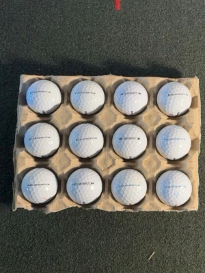  Wilson duo soft golfbollar  - Säljer ett paket med 12vita golfbollar i märket Wilson duo soft.  Bollarna är klassiskt runda med dimple-mönster och levereras i en praktisk kartong. Perfekt för dig som vill fylla på golfbagen inför säsongen. 