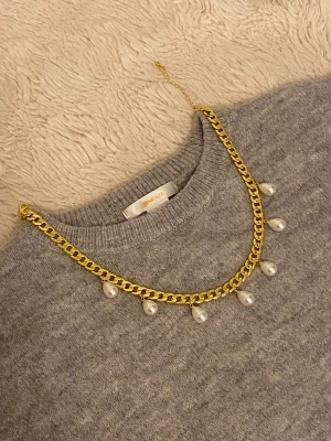 Guldfärgat halsband med pärldroppar - Snyggt, rostfritt och helt oanvänd! Köp nu för endast 170kr😍😍