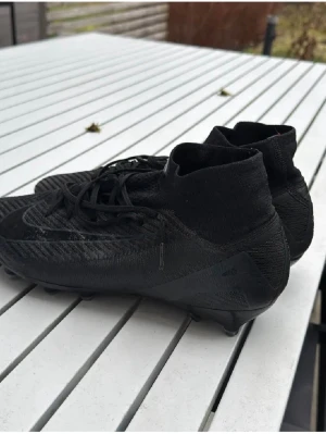 Svarta Nike Mercurial fotbollsskor - Säljer ett par svarta Nike fotbollsskor i elite. Bra skick inte så använda. Säljer de för att de är för små och behöver få bort de.