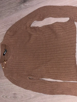 Kjol och tröja - Kjol storlek S Tröja storlek Xs från ginatricot, kjolen har en liten öppning vid slutet på ena sidan; ribbad 💗⭐️ 