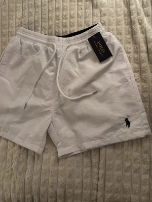 Vita badbyxor från Polo Ralph Lauren - Säljer ett par nice badbyxor till sommarnen.    Priset kan diskuteras!                                                   Snabb frakt med bra packning för att kunna få det bästa utan av köpet!