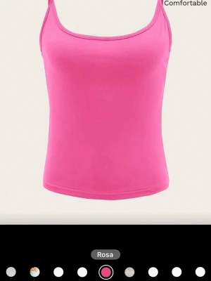 Rosa linnetopp med smala axelband - Snygg rosa linnetopp med smala axelband och enkel, figurnära passform. Perfekt att styla till jeans eller kjol för en trendig look. Tillverkad i mjukt material som känns bekvämt mot huden.