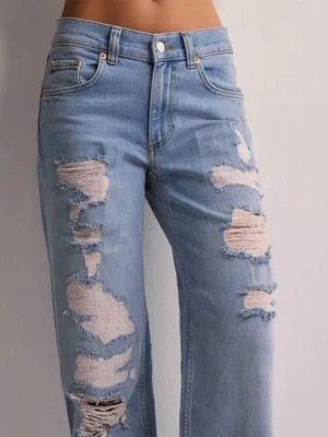 Nelly jeans - Helt slutsålda Nelly jeans i strl 32. Dem passar i passform på mig som är 160 lång. Alla måtten finns på hemsidan. Har inte koll själv🌸  säljer pga ingen användning