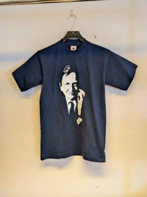 Mörkblå t-shirt med tryck - Cool mörkblå t-shirt med ett stort tryck av ett ansikte på framsidan. Klassisk passform med rund hals och korta ärmar. Perfekt för dig som vill sticka ut med en unik look.