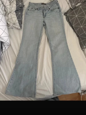 Bootcut low waist  - Bootcut low waist jeans från freesoul, fått av en släkting, fint skick, ser inga fler defekter mer än de lösa trådarna från broderingen på fickorna, men om man skräddar upp trådarna så hade det nog också blivit fint. Passar tyvärr inte mig men är superfina därav säljer jag. Finns ingen storlek på dem men hade gissat på 34 (xs). Läng: ca 103 cm, midja rakt över ca 37 cm. 