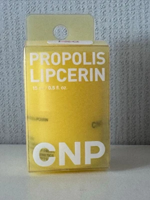 CNP Propolis Lipcerin läppbalsam - CNP Laboratory Propolis Lipcerin är ett läppbalsam i en rund, gul förpackning på 15 ml. Det är både James Welsh och Robs (mad about skin) favorit!Förpackningen är hygienisk då man skruvar upp lite läppbalsam åt gången. Balsamet innehåller propolis och är designat för att återfukta och vårda läpparna. Förpackningen är modern och praktisk att ta med sig.